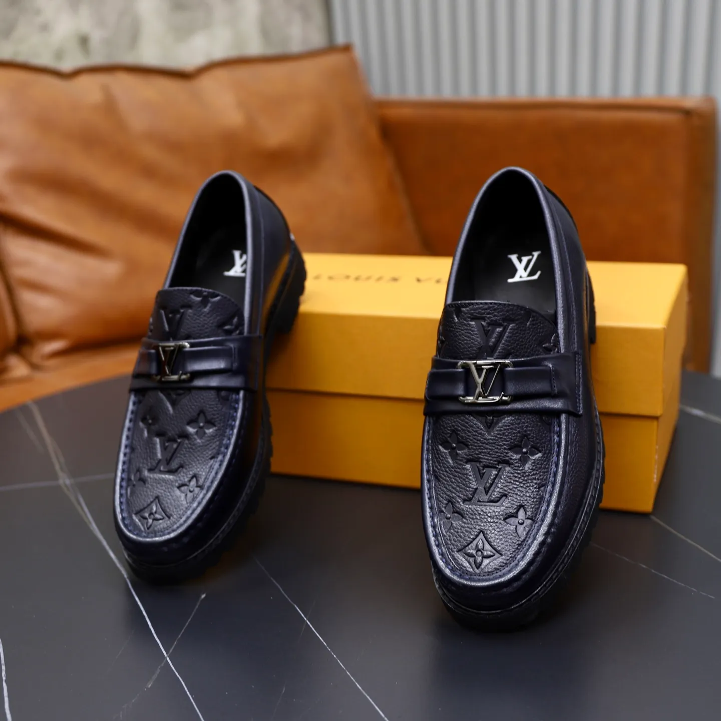Ex-factory price: 600💰Louis Vuitton LV men's classic Oxford shoes, men's business formal boutique leather shoes, classic style, almond kernel exquisite toe, ultimate art, the whole shoe is made of imported cow leather (open edge beads), carefully selected, fine pores, excellent gloss, soft texture, strong toughness, durable and not easy to deform, apricot fetal cowhide leather lining, soft and comfortable, sweat-absorbent and breathable. Foam outsole, original box and dust bag packaging! Size: 38–44 (45/46 customized)